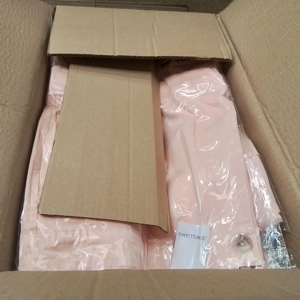 BOXED BRAND NEW APPROXIMATELY 36 JD WILLIAMS CARGO SHORTS PEACH SIZE 22