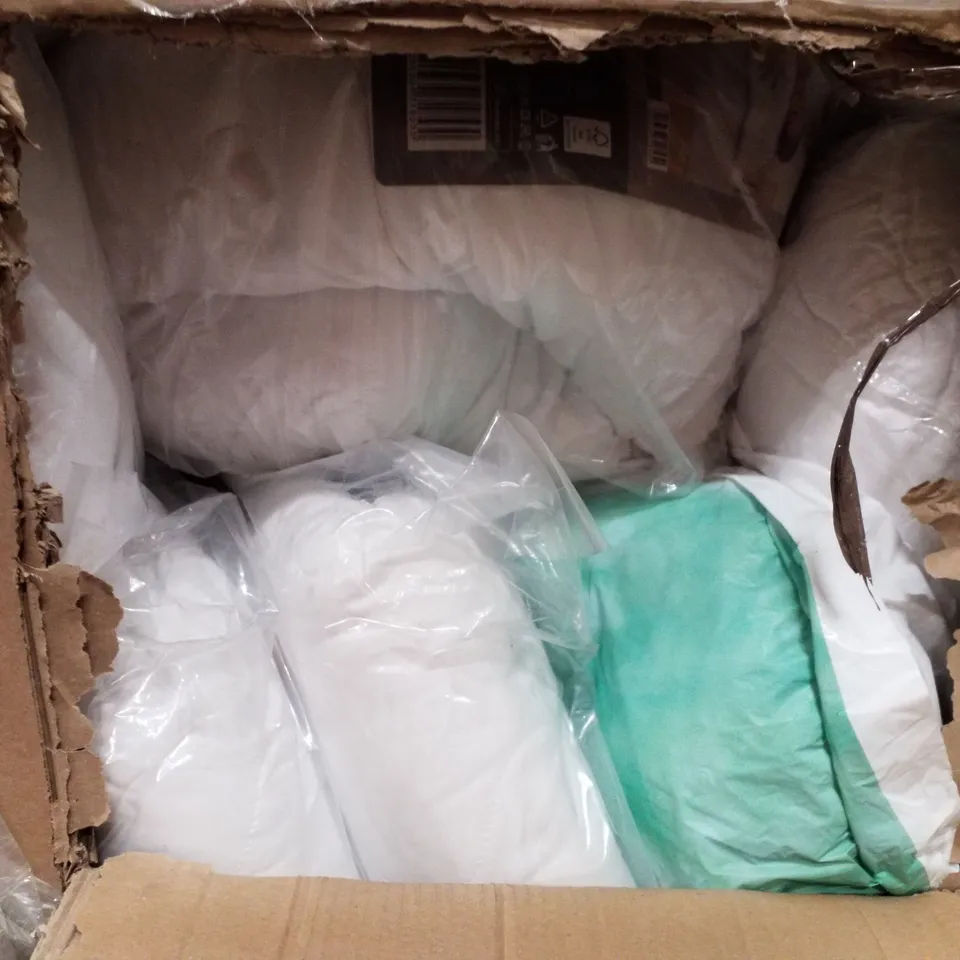 PALLET OF 2 BOXES EACH CONTAINING ASSORTED BEDDING 