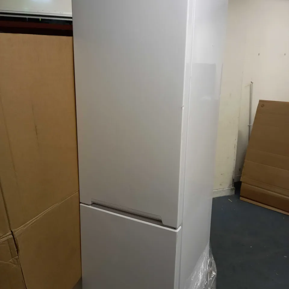 RUSSELL HOBBS 70/30 279L 180CM HIGH FREESTANDING FROST FREE FRIDGE FREEZER