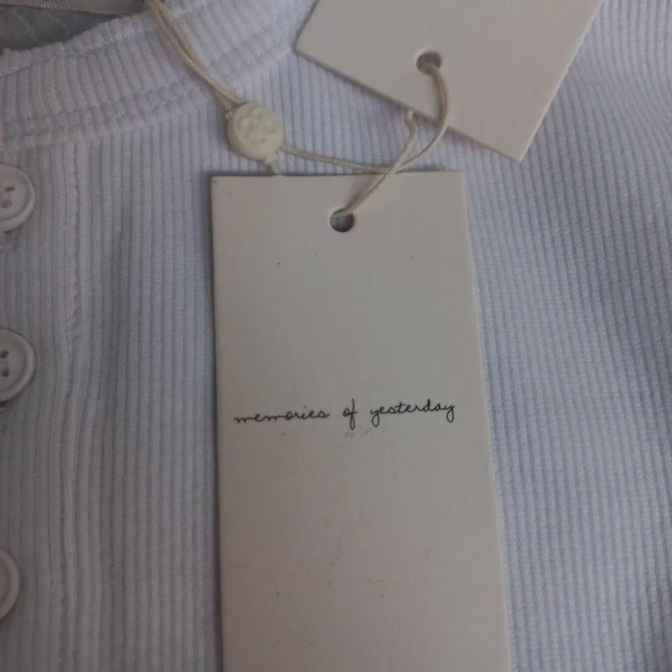 MEMORIES OF YESTERDAY MEN'S WHITE RIBBED HENLEY TOP – SIZE M