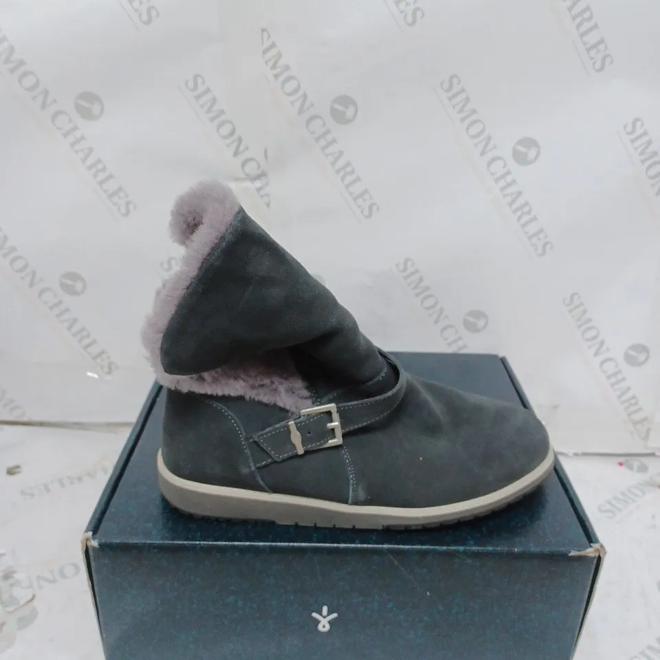 EMU AUSTRALIA "OXLEY FUR CUFF" BOOTS - UK SIZE 7, DARK GREY 