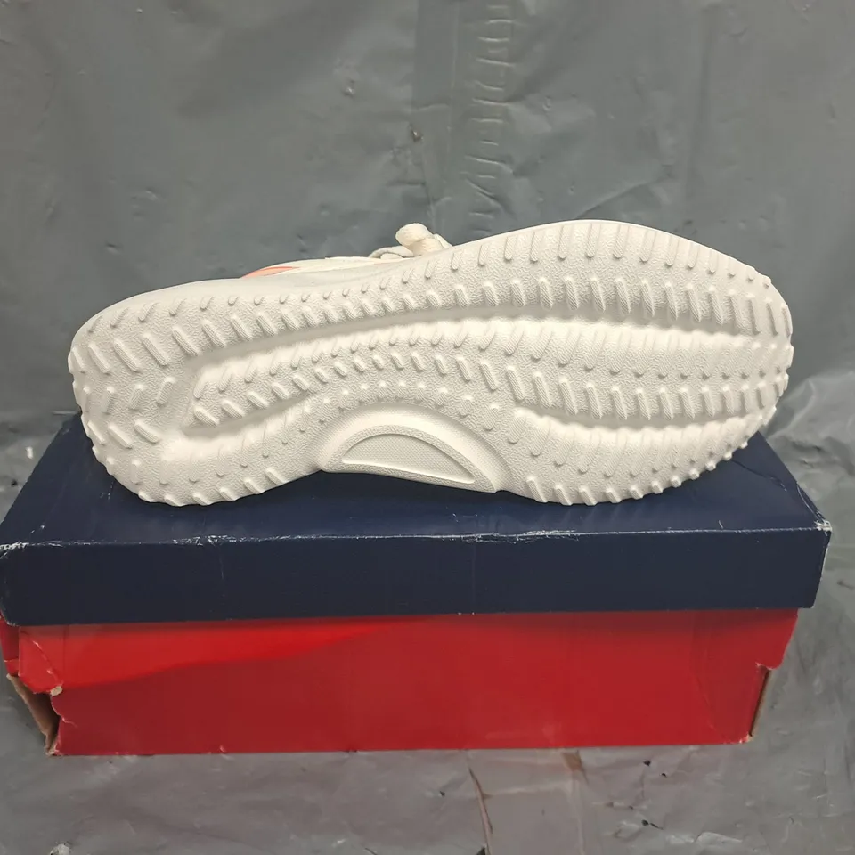 BOXED PAIR OF REBOOK LITE 4 SHOES IN WHITE / CORAL SIZE UK 4
