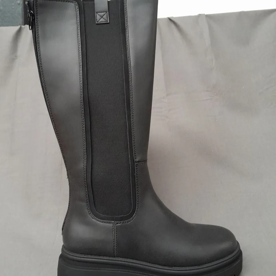 BOXED PAIR OF ROCKET DOG KNEE-HIGH BOOTS IN BLACK UK SIZE 6