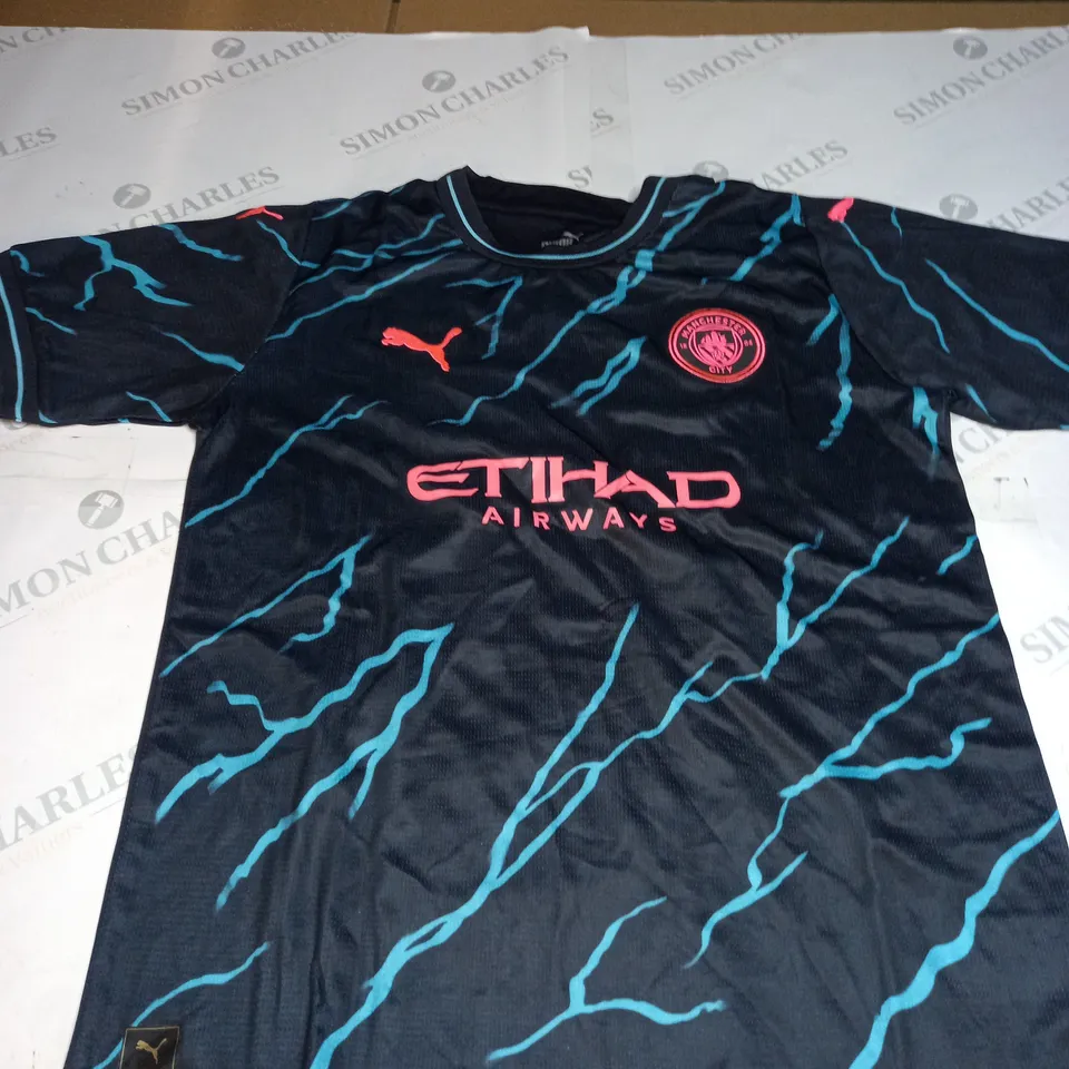 MANCHESTER CITY FC 3RD KIT WITH RODRI 16 SIZE 28