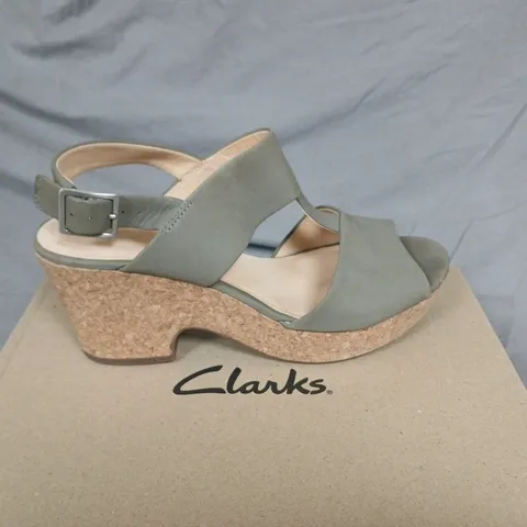 BOXED CLARKS MARITSA GLAD SAGE SUEDE WEDGE SANDALS – UK 5.5 FIT-D