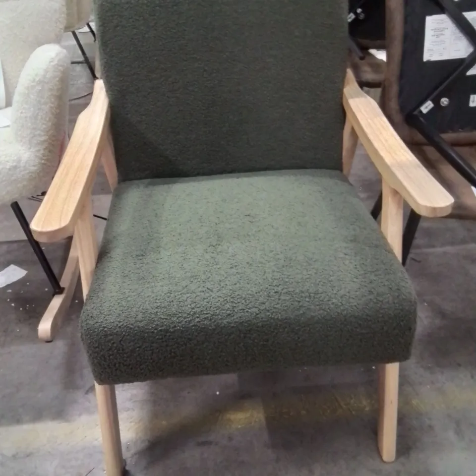 PLUSH CHAIR GREEN AND OAK 