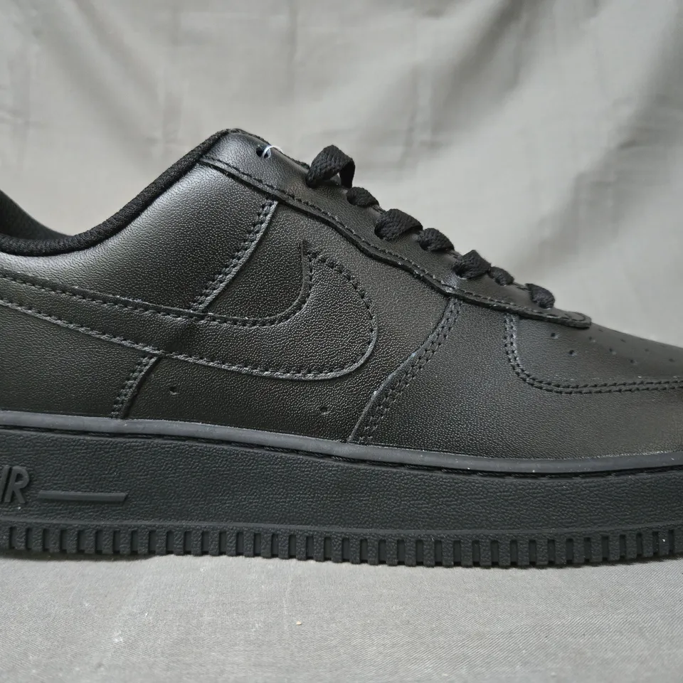 PAIR OF NIKE AIR FORCE 1 SHOES IN BLACK UK SIZE 8.5