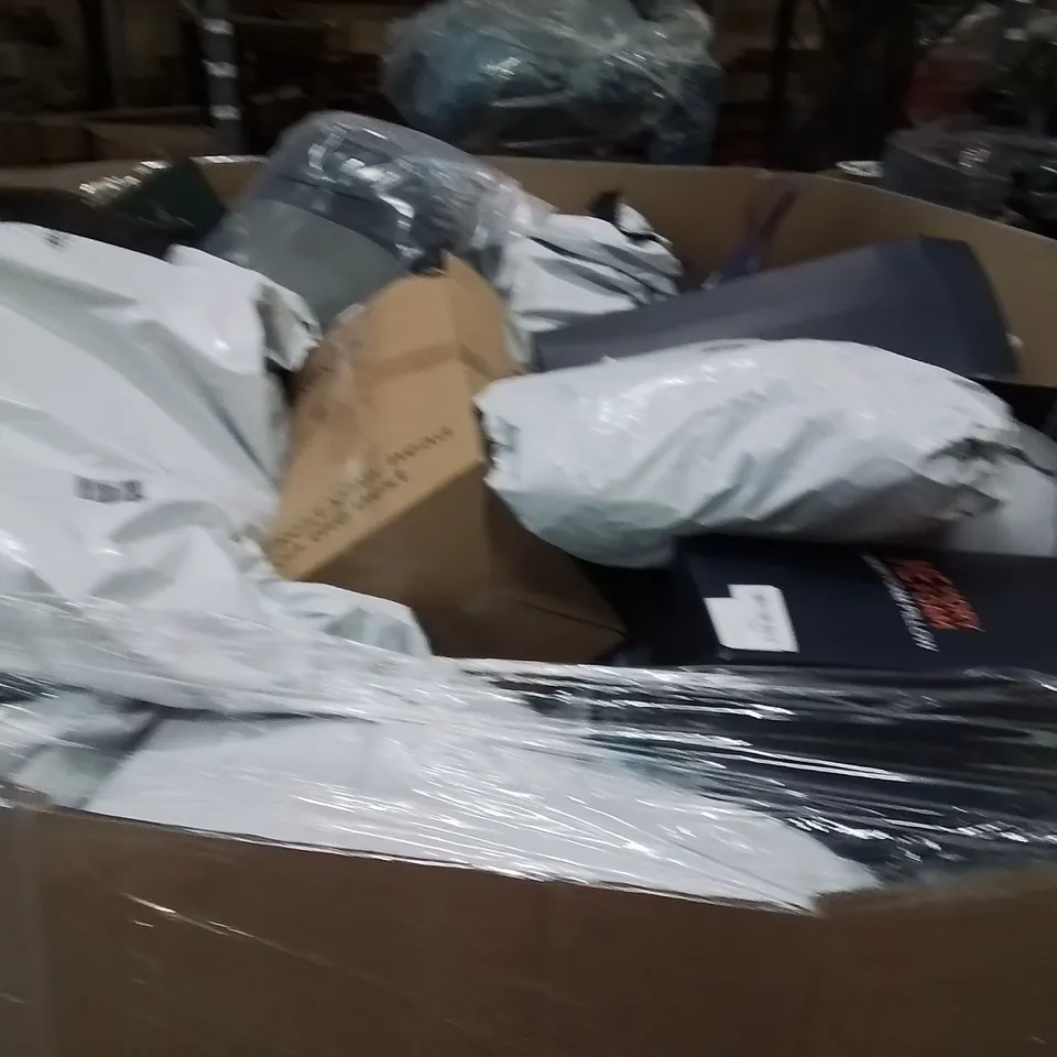 PALLET CONTAINING A LARGE QUANTITY OF PILLOWS