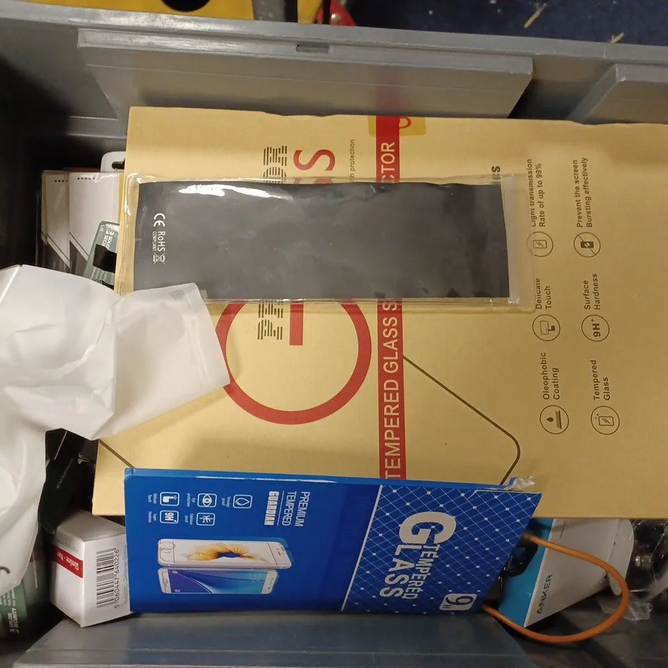 BOX OF APPROX 15 ITEMS INCLUDING ASSORTED SCREEN PROTECTORS, PHONE CASES AND CABLES