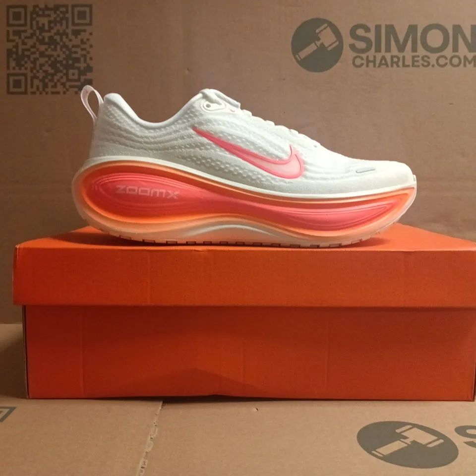 BOXED PAIR OF NIKE VOMERO PLUS TRAINERS IN SAIL/HOT LAVA/WHITE SIZE UK 5.5