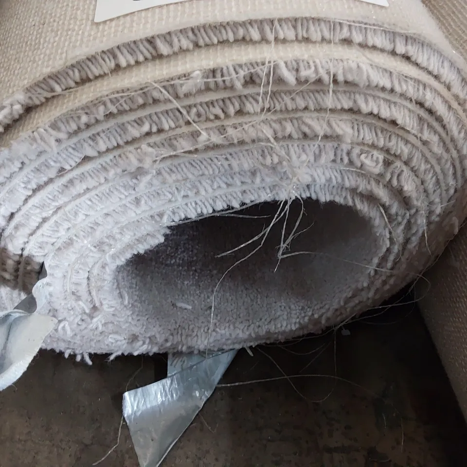 ROLL OF QUALITY CARPET APPROXIMATELY 5M × SIZE UNSPECIFIED 