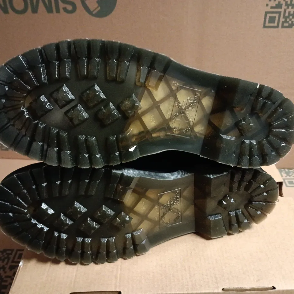 DR. MARTENS 2976 LEONORE BOOTS – BLACK BURNISHED WYOMING LEATHER, UK 6