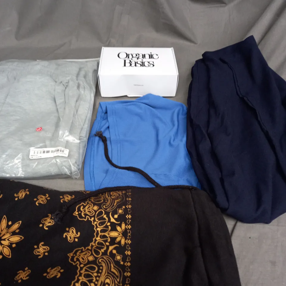 BOX OF APPROXIMATELY 25 ASSORTED CLOTHING ITEMS TO INCLUDE BOXERS , TROUSERS , HATS ETC