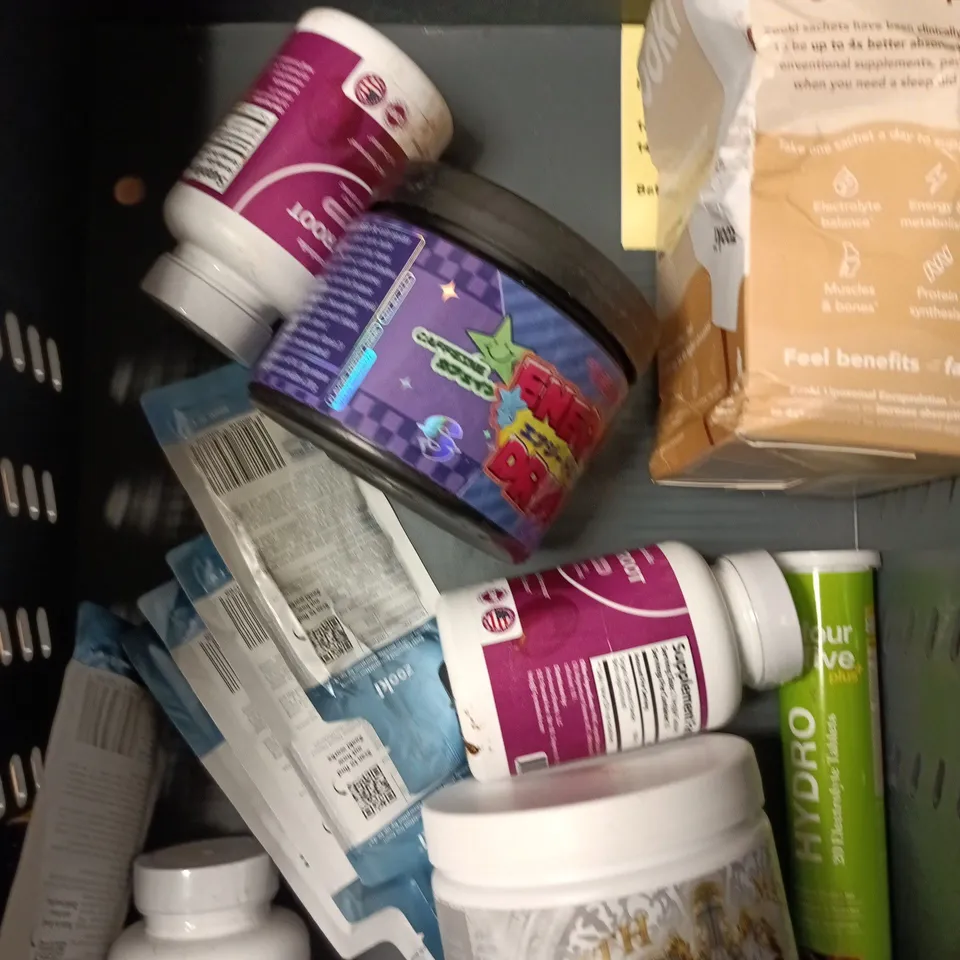 APPROXIMATELY 15 ASSORTED VITAMIN/HEALTH AID PRODUCTS TO INCLUDE ZOOKI, HUMANTRA, ENSURE ETC