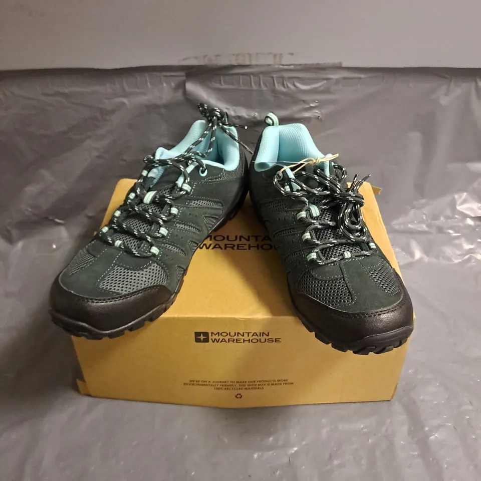 BOXED PAIR OF MOUNTAIN WAREHOUSE WOMENS WALKING SHOE 2 IN PETROL SIZE UK 8