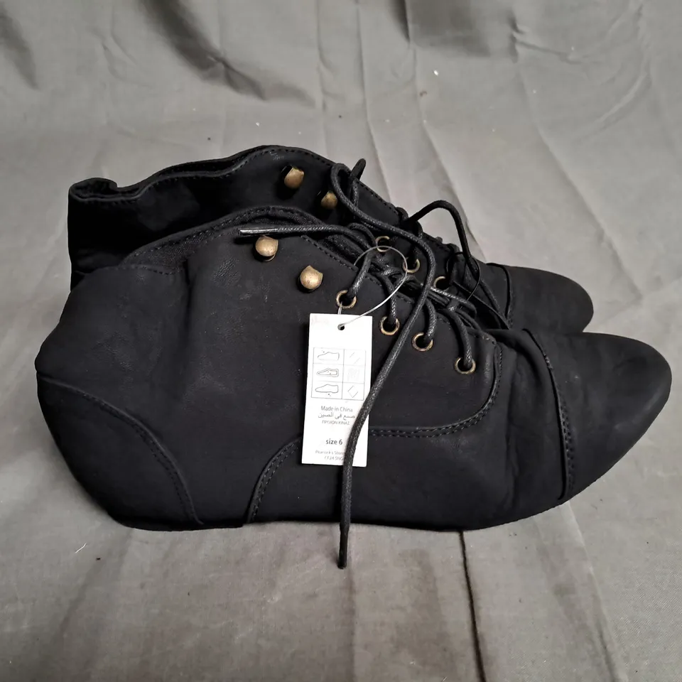 BOXED LOT OF APPROX. 20 PAIRS OF LADIES BLACK BOOTS. VARIOUS SIZES