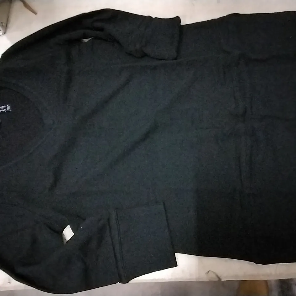 BOX CONTAINING H BY HALSTON BLACK TOP SIZE XS , 11 PCS AND KIM&CO FLORAL SHIRT SIZE XS , 20 PCS 