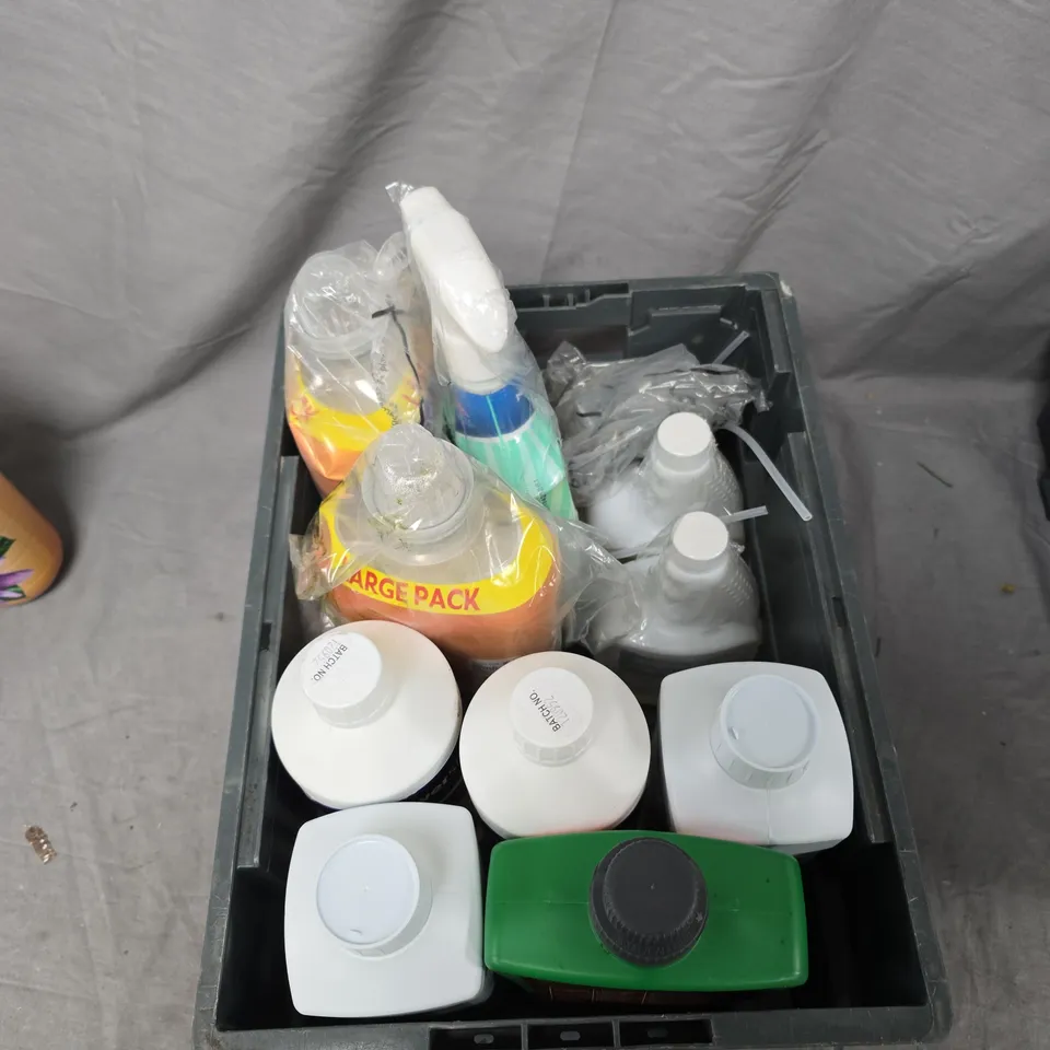 BOX OF APPROXIMATELY 10 ASSORTED LIQUID ITEMS TO INCLUDE: FABRIC CONDITIONER AND MILDEW REMOVER