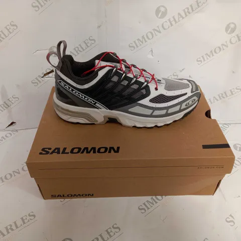 BOXED PAIR OF SALOMON RUNNING SHOES IN GREY/WHITE - UK SIZE 9