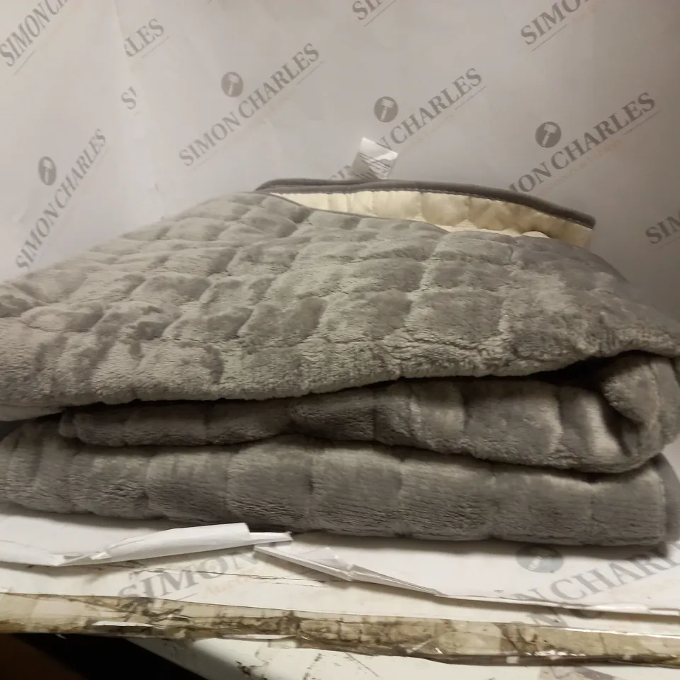 2X SOFT FLEECE GREY COVERS 