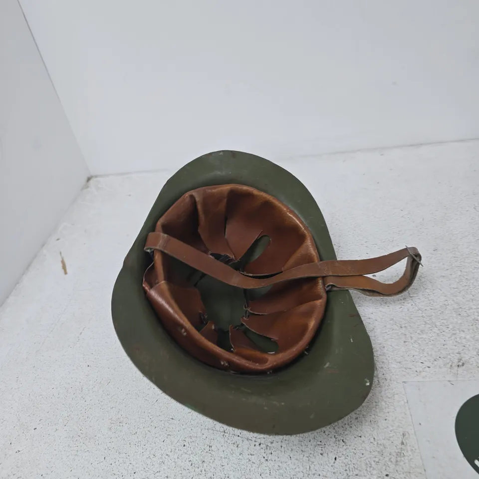 WWII BRITISH BRODIE HELMET WITH LEATHER LINER – GREEN 