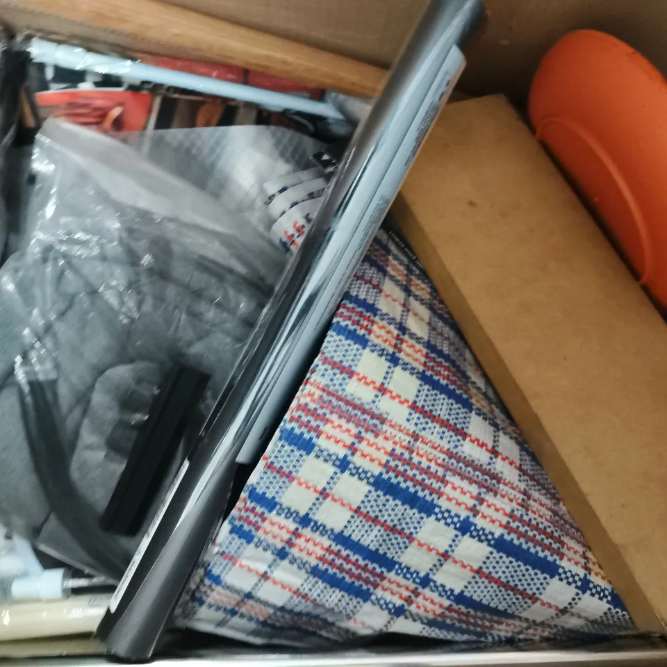 BOX OF APPROXIMATELY 20 ASSORTED HOUSEHOLD ITEMS - COLLECTION ONLY