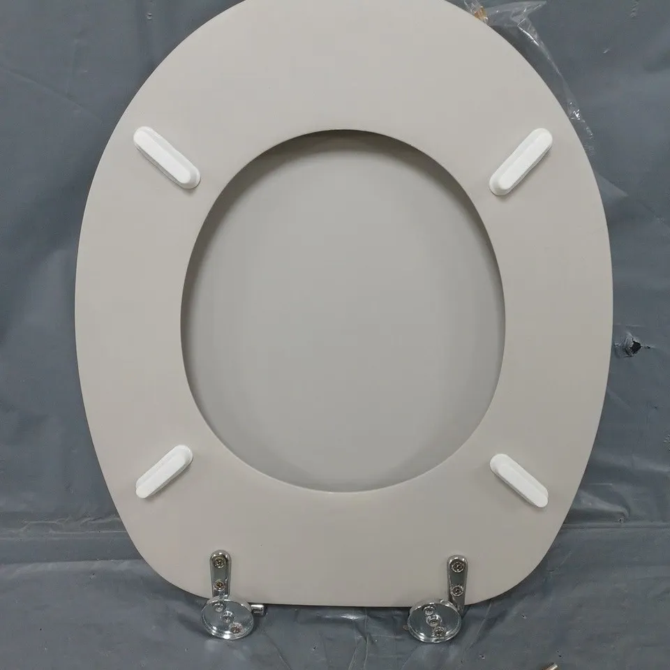 BOXED HOME SHAKER STYLE TOILET SEAT 
