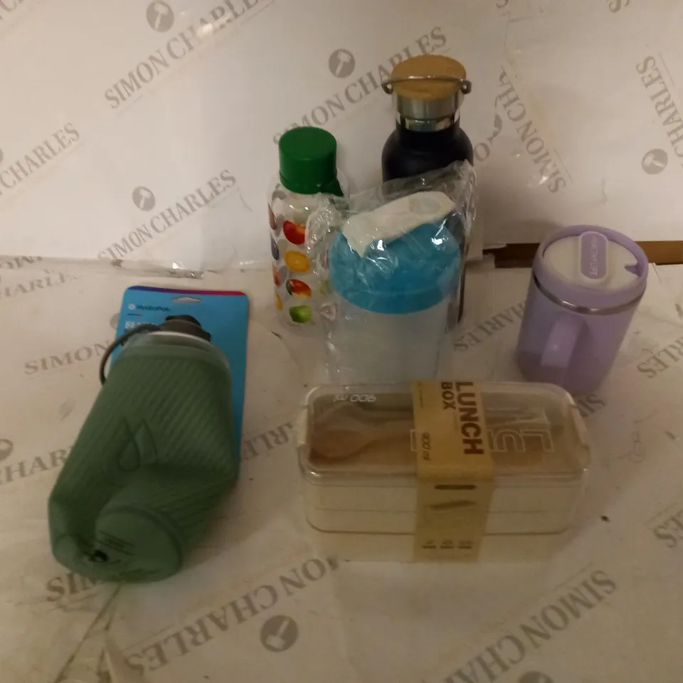 BOXED ASSORTMENT OF 5 WATER BOTTLES PLUS A LUNCHBOX 