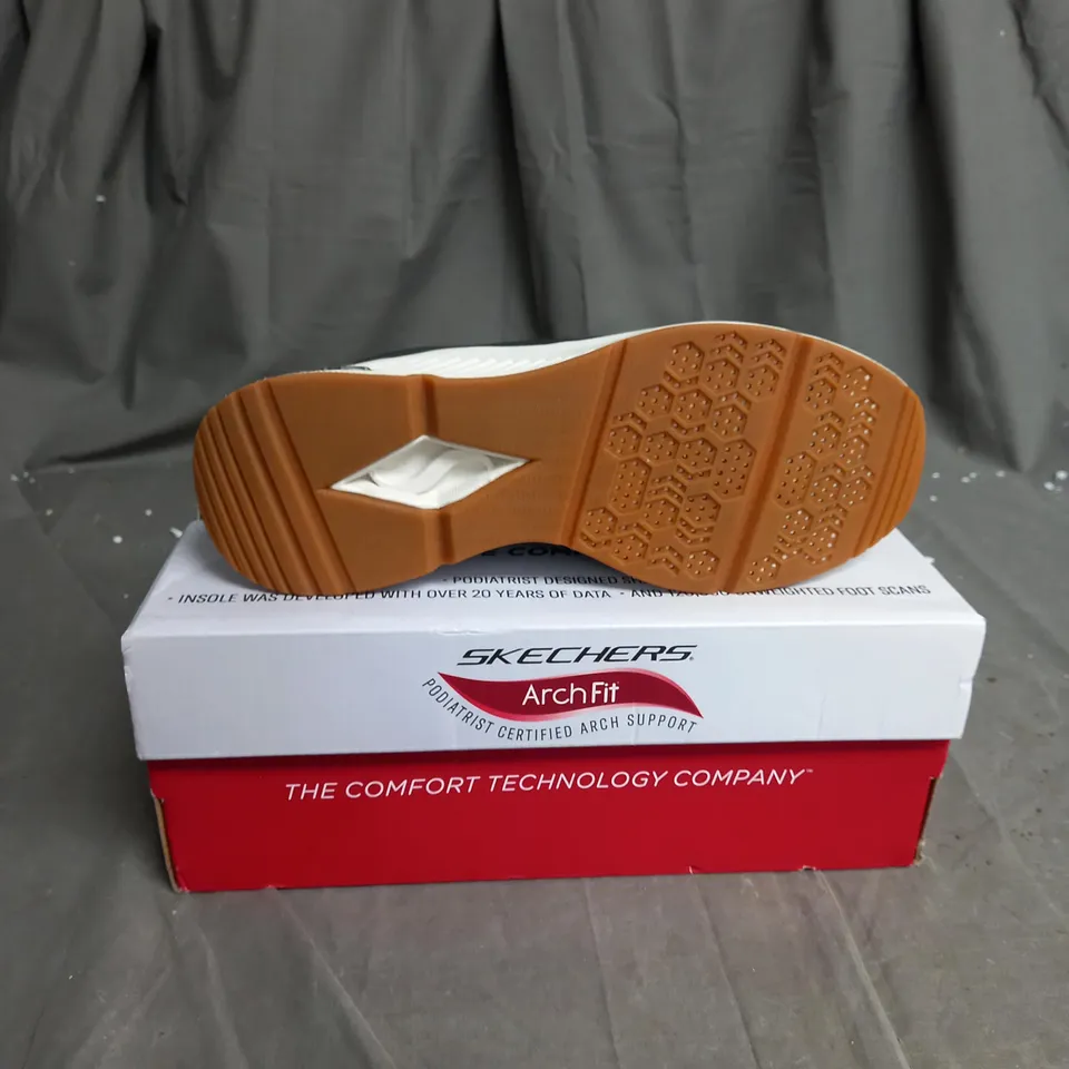 BOXED BLACK SKETCHERS ARCH FIT TRAINERS SIZE 5 