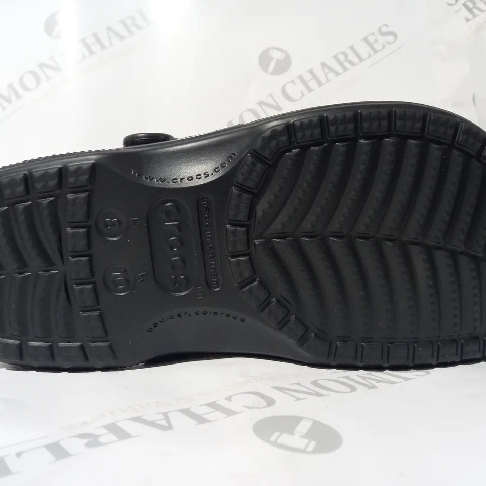 BOXED PAIR OF CROCS BAYA LINED CLOGS IN BLACK UK SIZE M7/W8