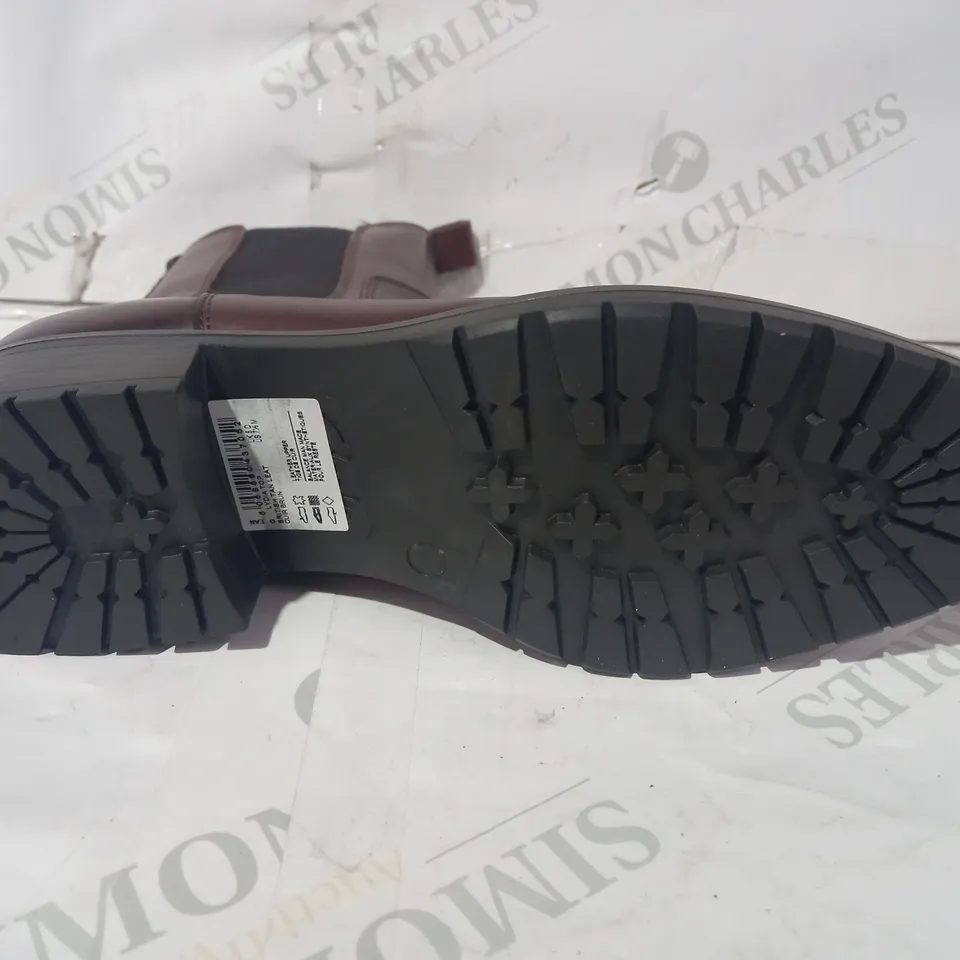 BOXED PAIR OF CLARKS BOOTS IN BROWN UK SIZE 5