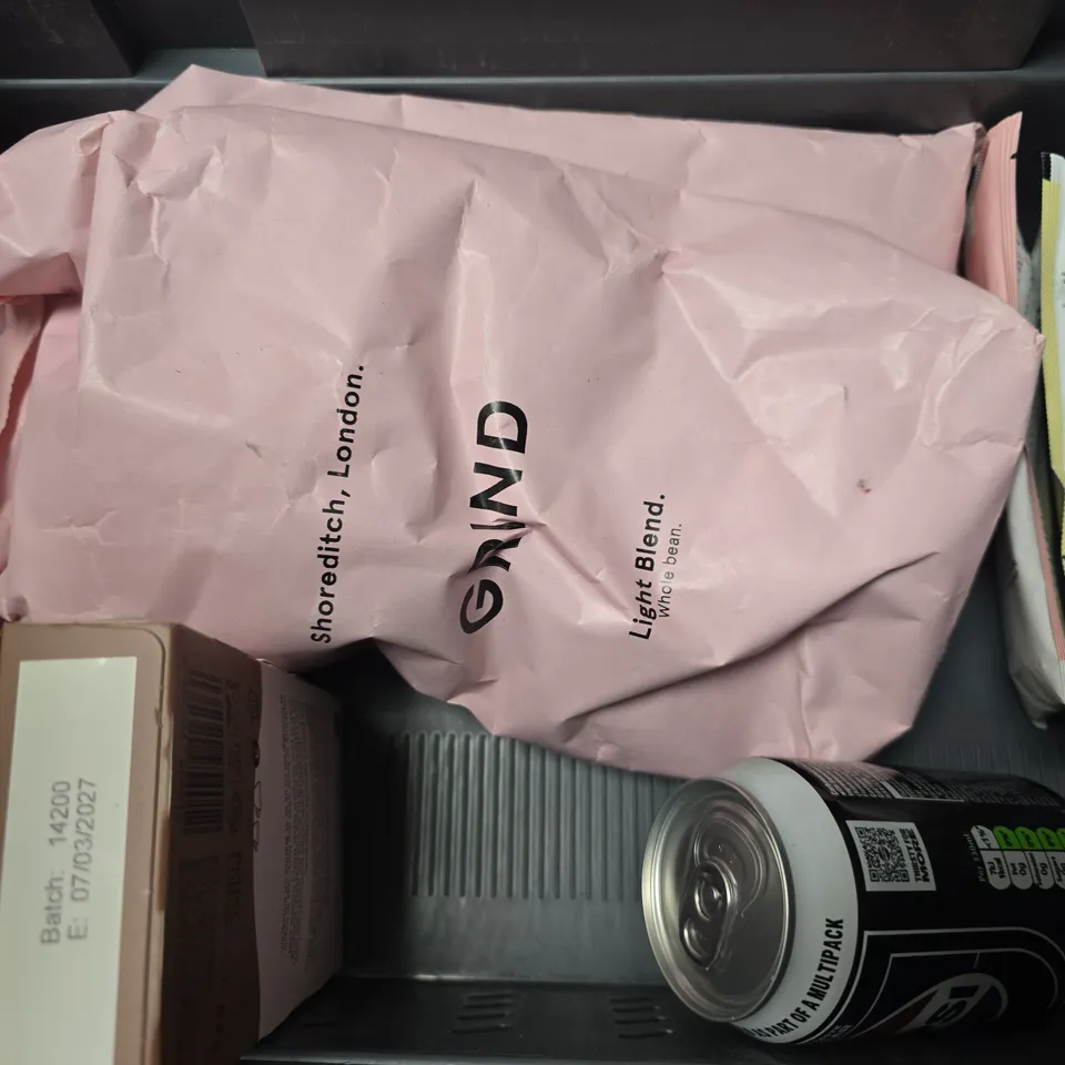APPROXIMATELY 7 ASSORTED DRINKS ITEMS TO INCLUDE - GRIND HOUSE BLEND , MATCHA FUEL ZENERGY , GRIND DARK DECAFE COFFEE PODS ETC