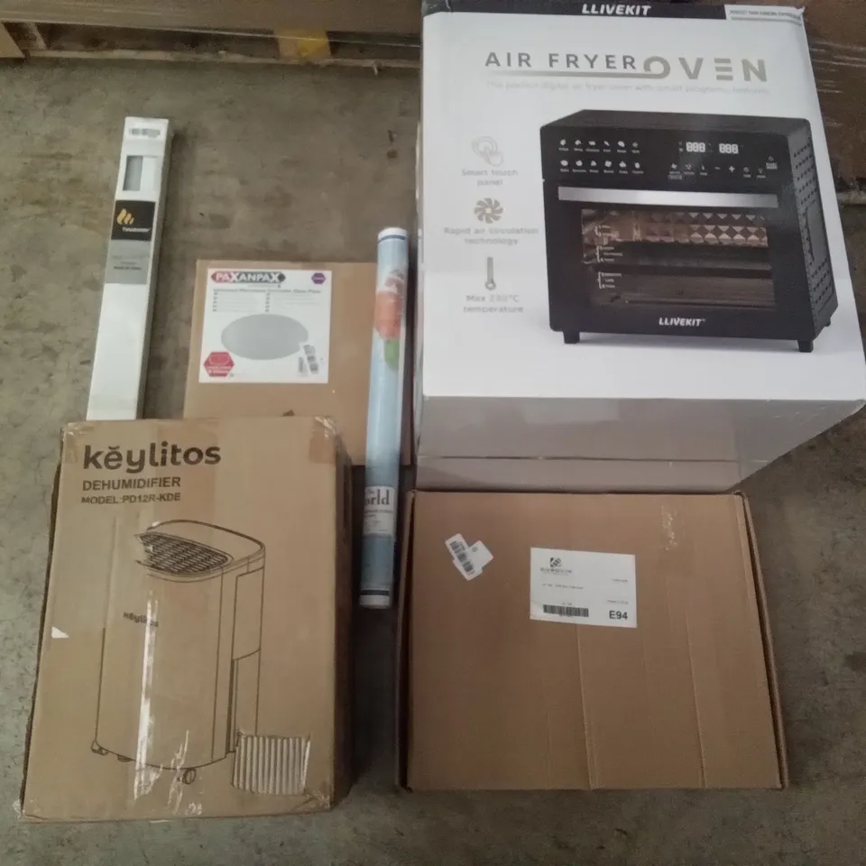 PALLET OF ASSORTED ITEMS INCLUDING TAIYUHOMES VENETIAN BLIND, LLIVEKIT AIR FRYER OVEN, KEYLITOS DEHUMIDIFIER, MICROWAVE TURNTABLE GLASS PLATE, WORLD MAP, SLIM TOILET SEAT, 