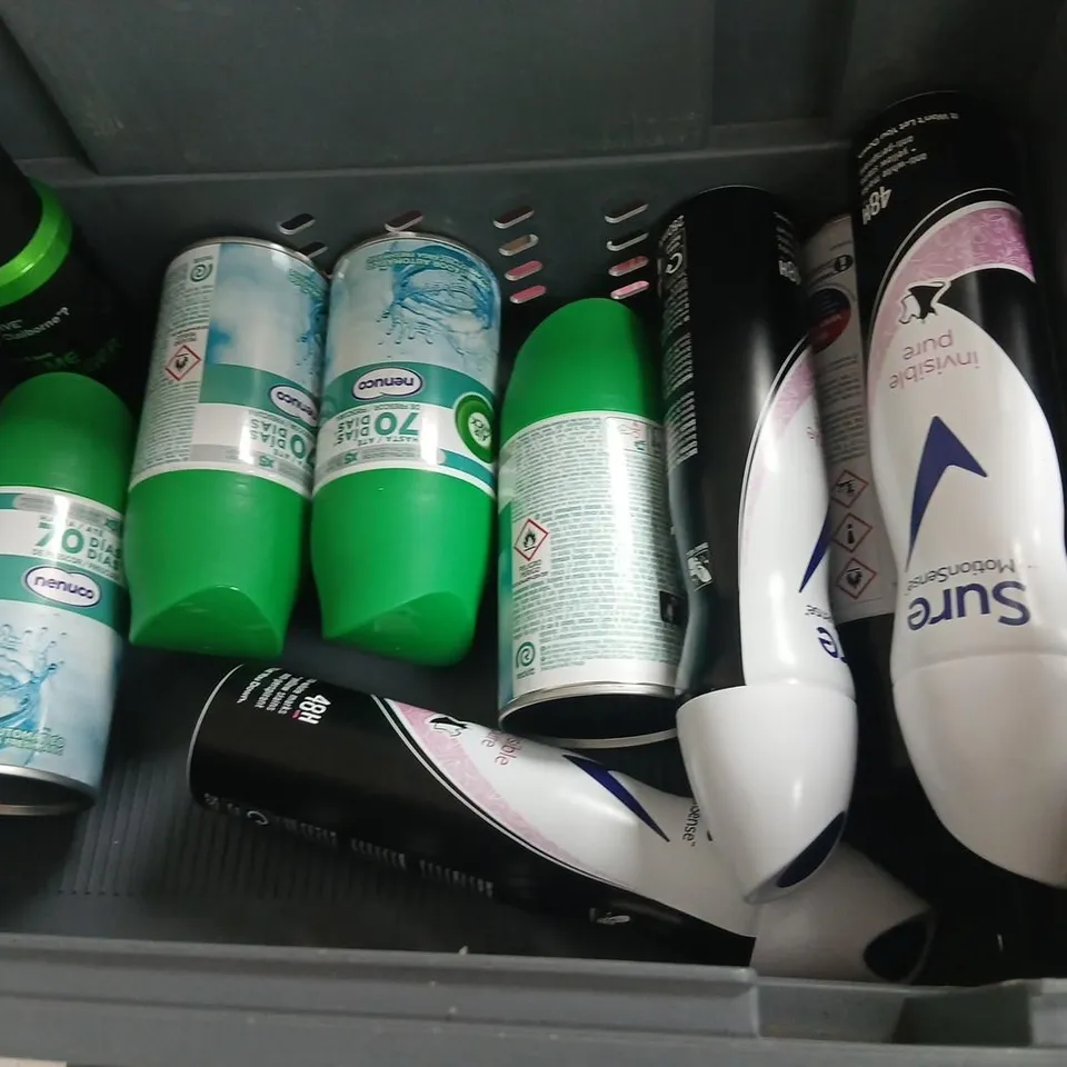 APPROXIMATELY 20 ASSORTED AEROSOLS TO I NCLUDE; ASSORTED HEALTH & BEAUTY PRODUCTS (HAIRCARE & STYLING) – L’ORÉAL, DR. SCHOLL’S, SURE, GLADE