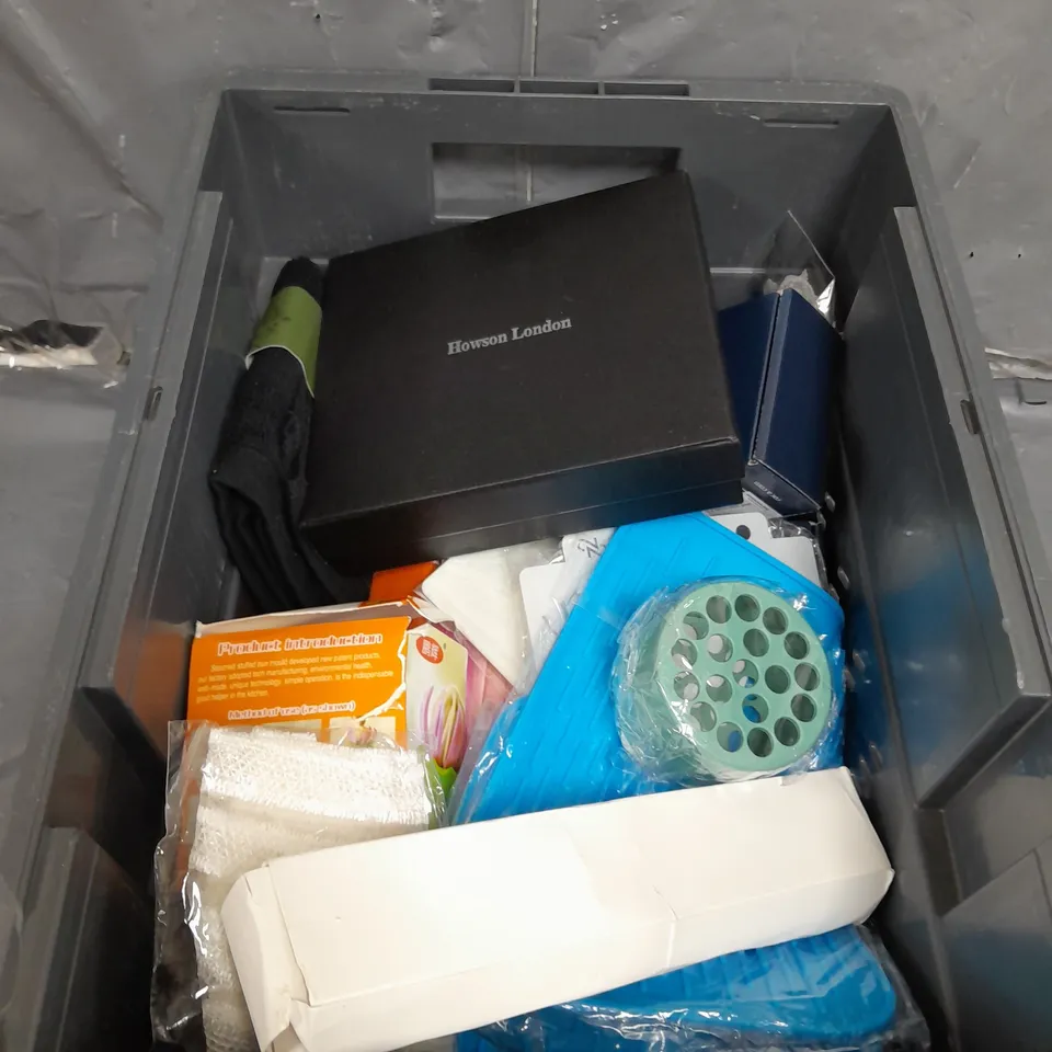 APROXIMATELY 15 ASSORTED HOUSEHOLD ITEMS TO INCLUDE WHISKEY FLASK , TOWELS , ETC 