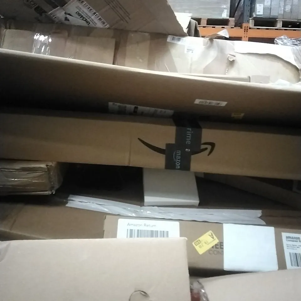 PALLET OF ASSORTED ITEMS INCLUDING - ROLLER BLINDS , MOON LIGHT