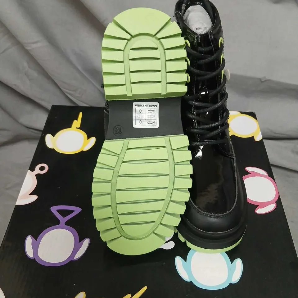 BRAND NEW BOXED KOI X TELETUBBIES TUBBYTRONIC KIDZ DIPSY HEAD BOOTS – UK2(KIDS)