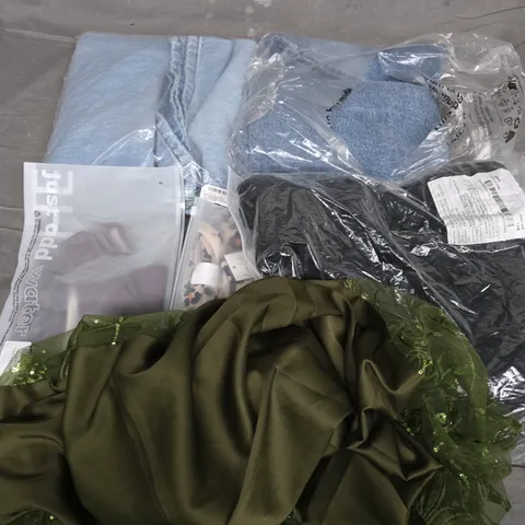 APPROXIMATELY 35 ASSORTED CLOTHING ITEMS IN VARIOUS SIZES, STYLES & COLOURS TO INCLUDE TOPS, JEANS DRESSES, ETC - COLLECTION ONLY