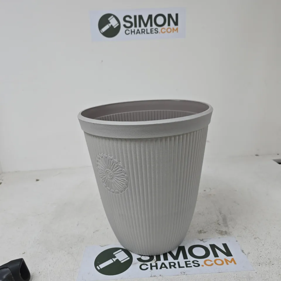 CAGE OF APPROXIMATELY 12 ASSORTED ITEMS TO INCLUDE: GREY PLASTIC PLANT POT
