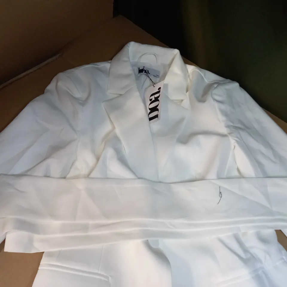 BOA WHITE CLASSIC BLAZER WITH BELT - MEDIUM