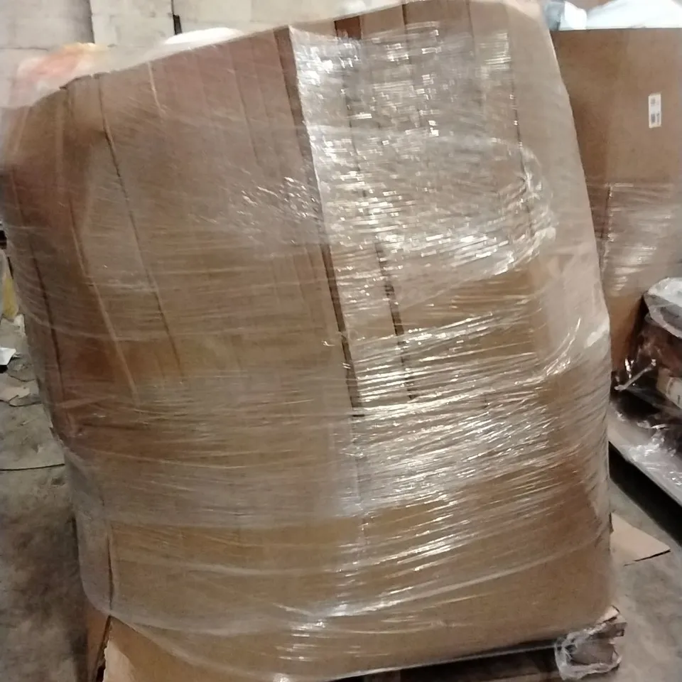 PALLET CONTAINING A LARGE QUANTITY OF PILLOWS