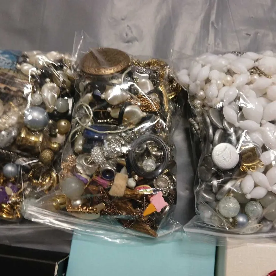 LOT OF ASSORTED JEWELLERY ITEMS TO INCLUDE NECLKLACES, RINGS AND CHARMS