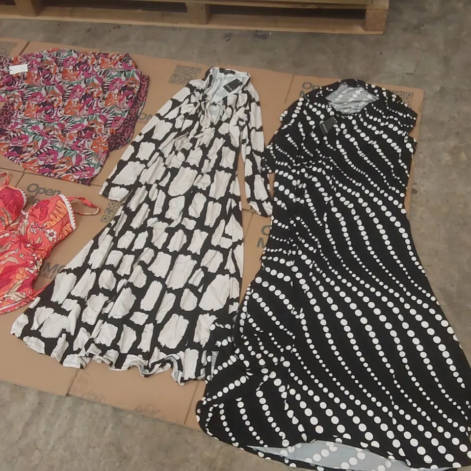 PALLET CONTAINING APPROXIMATELY 700x BRAND NEW ASSORTED DESIGNER CLOTHING ITEMS INCLUDING: JD WILLIAMS DRESSES, MAGISCULPT BATHING SUIT, JULIPA TOP ECT