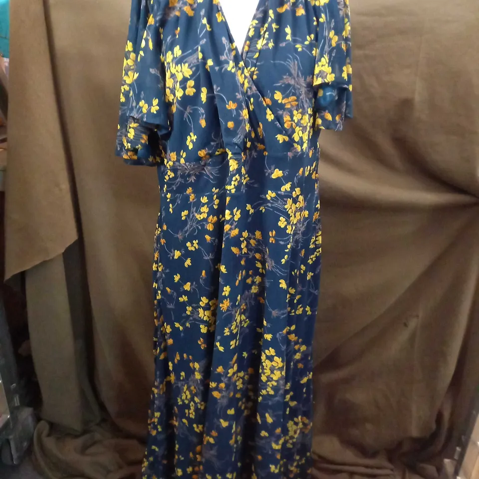 CURVEWOW CHIFFON V-NECK SHIRRED WAIST DRESS IN FLORAL PATTERN IN NAVY - SIZE 20