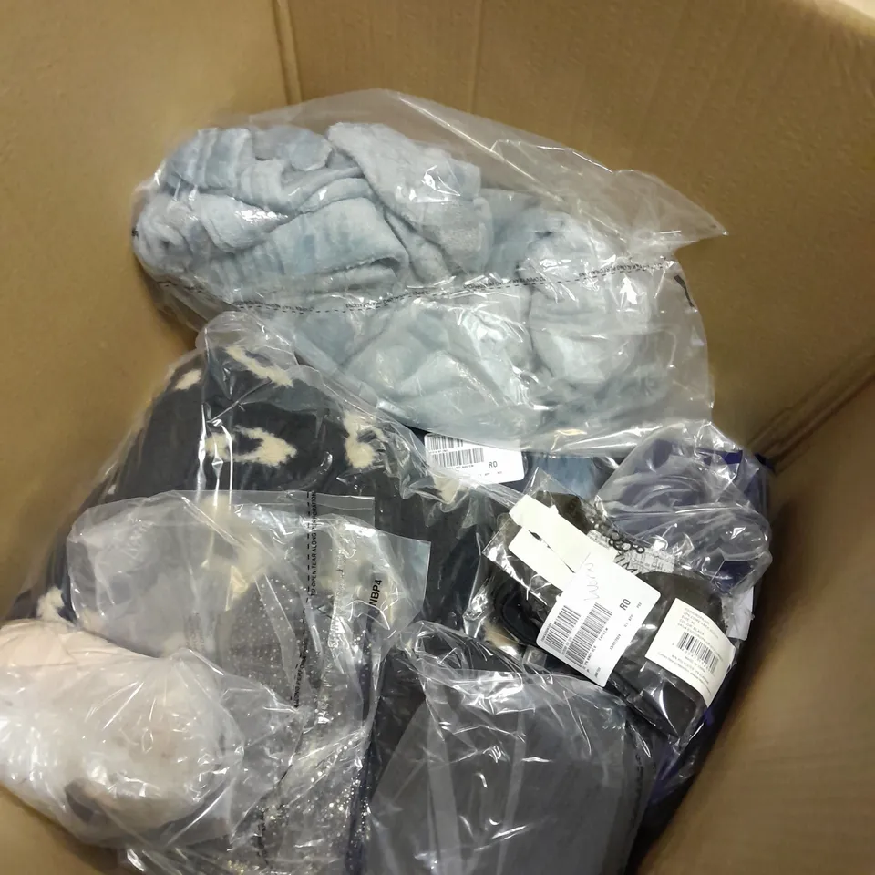 LARGE QUANTITY OF ASSORTED CLOTHING ITEMS IN VARIOUS COLOURS AND SIZES