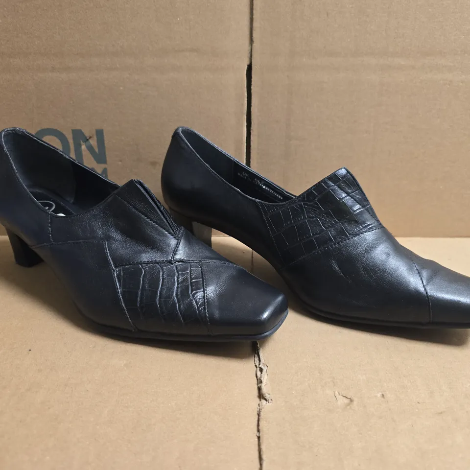 BOXED PAIR OF K CLOSED TOE BLOCK HEEL SHOES IN BLACK SIZE 6