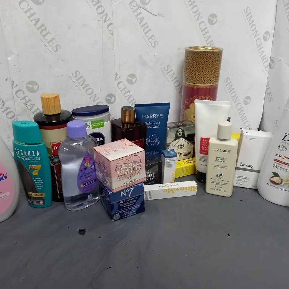 APPROXIMATELY 20 ASSORTED COSMETICS ITEMS TO INCLUDE LIZ EARLE EYEBRIGHT SOOTHING EYE LOTION (150ml), N07 LIFT & LUMINATE NIGHT CREAM (50ml), LEGANZA CONDITIONER (150ml), ETC