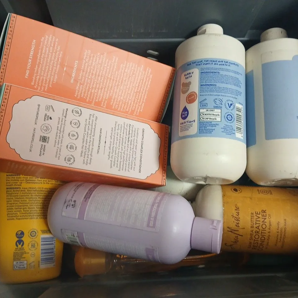 APPROXIMATELY 15 ASSORTED HEALTH & BEAUTY PRODUCTS TO INCLUDE SHEA MOISTURE RAW SHEA BUTTER CONDITIONER, LOREAL MEN EXPERT INVINCIBLE SPORT, NATURE SPELL SALT FREE CONDITIONER, ETC - COLLECTION ONLY