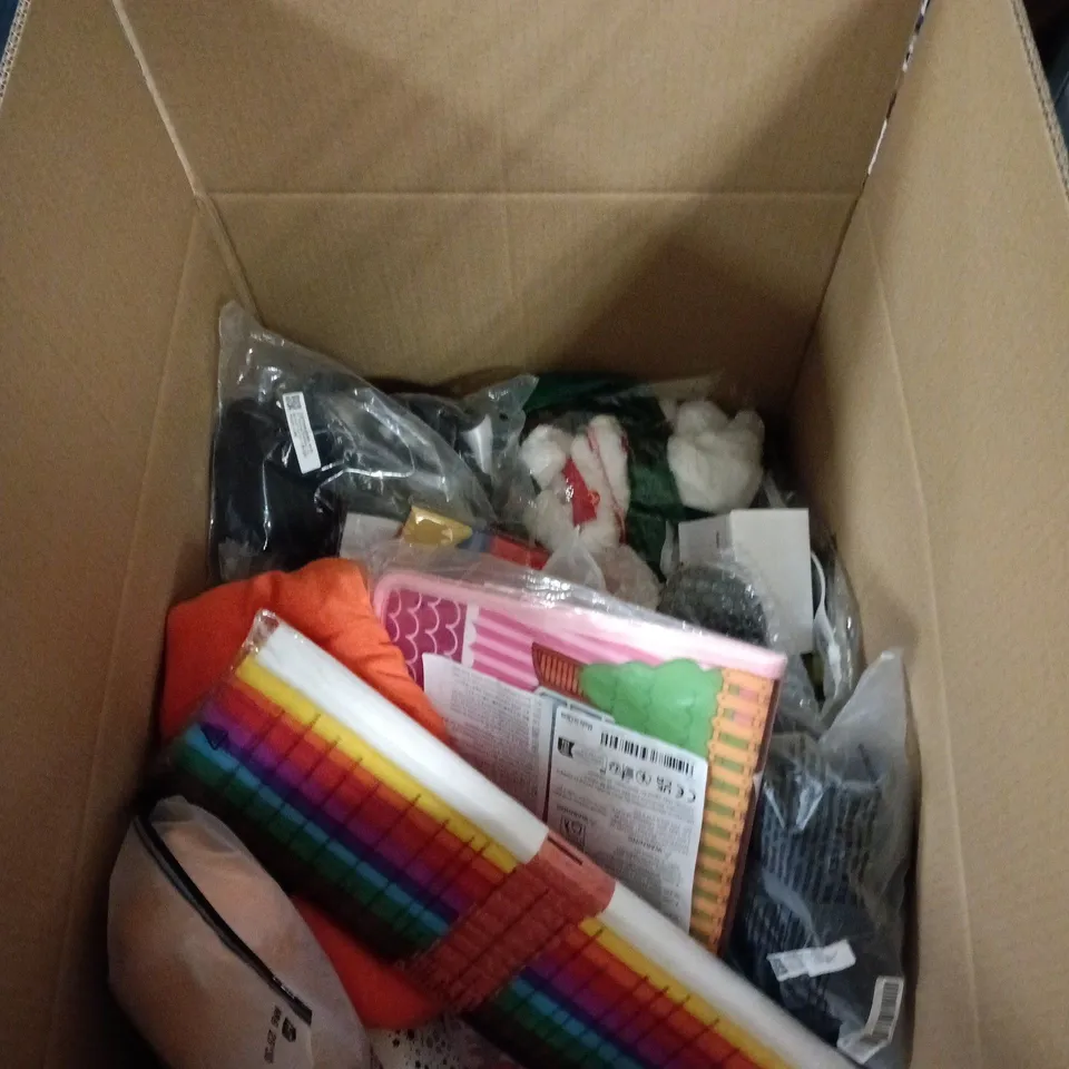 BOX OF APPROXIMATELY 20 ASSORTED TOYS AND FANCY DRESS ITEMS INCLUDING FARM PUZZLE , NICROHOME DECORATIONS AND TOY POLICE CAR 