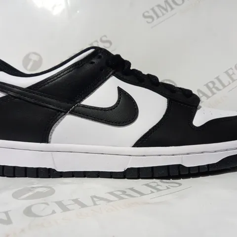 BOXED PAIR OF NIKE TRAINERS IN BLACK/WHITE UK SIZE 5
